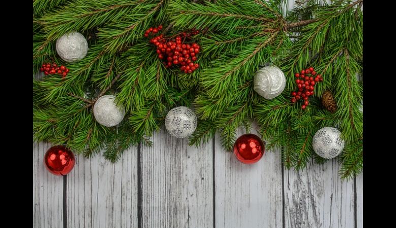 Une table de fêtes : Noël argenté et doré