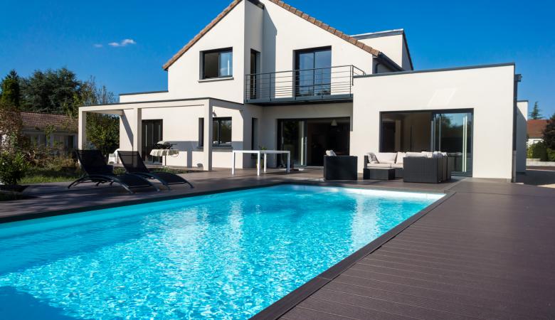 Maison neuve avec une piscine