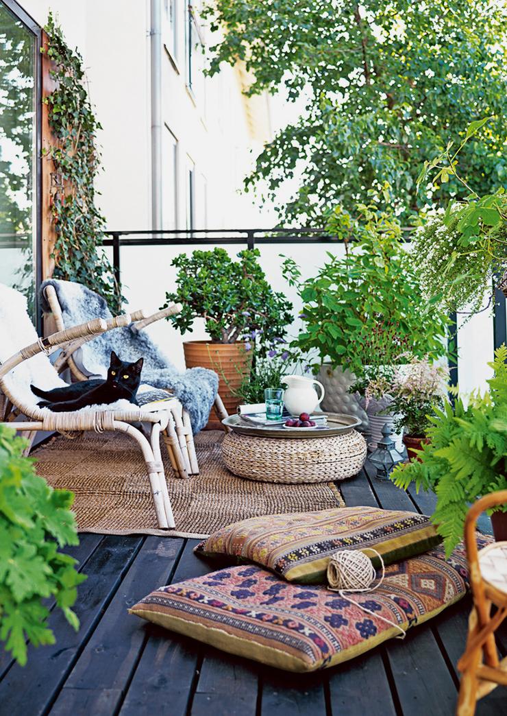 Inspiration décoration balcon avec des coussins et des plantes
